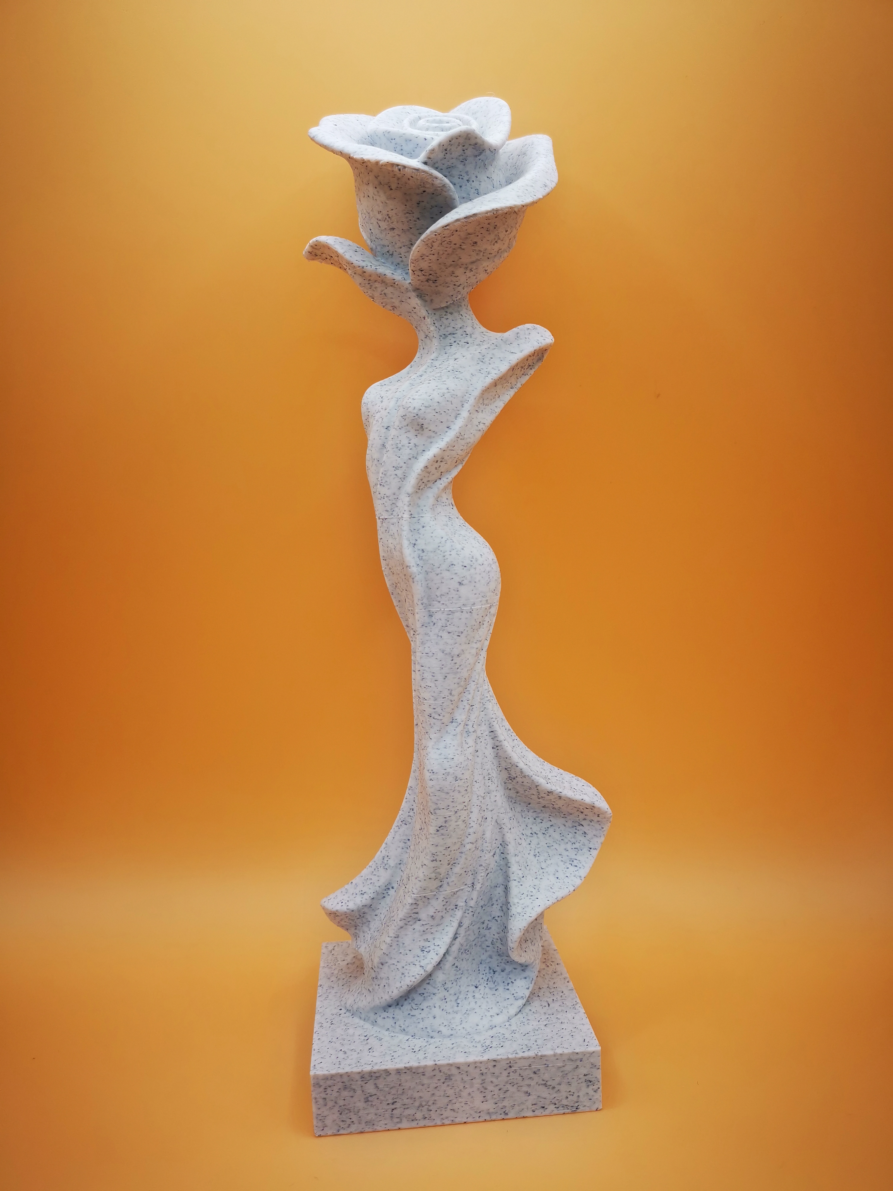 Danseuse à tête de rose