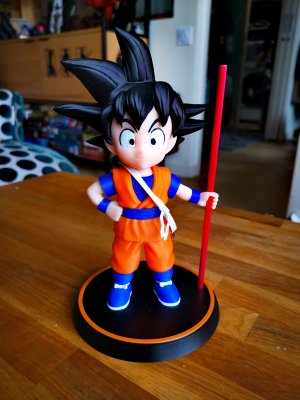 San Goku jeune sur socle